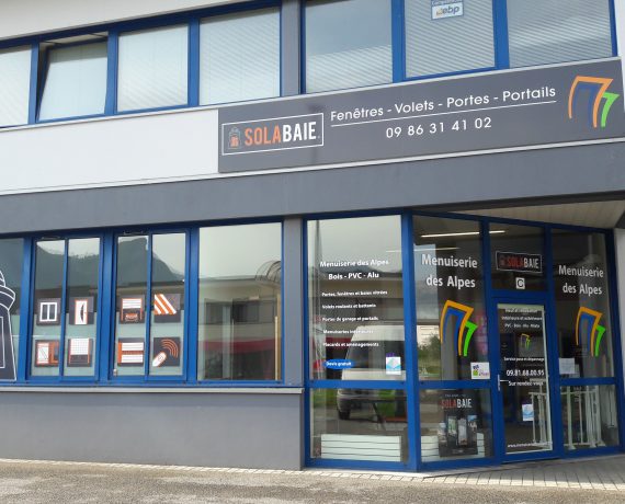 Devanture de l'installateur Solabaie Menuiserie des Alpes
