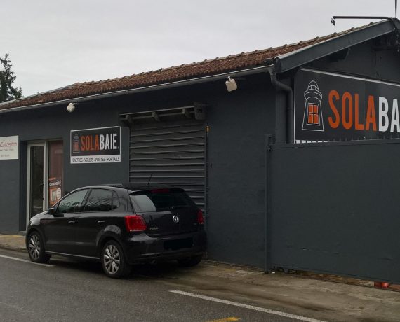 Devanture du magasin de votre artisan-menuisier Solabaie Baieconception, pour tous vos projets de fenêtres, portes, volets et portails