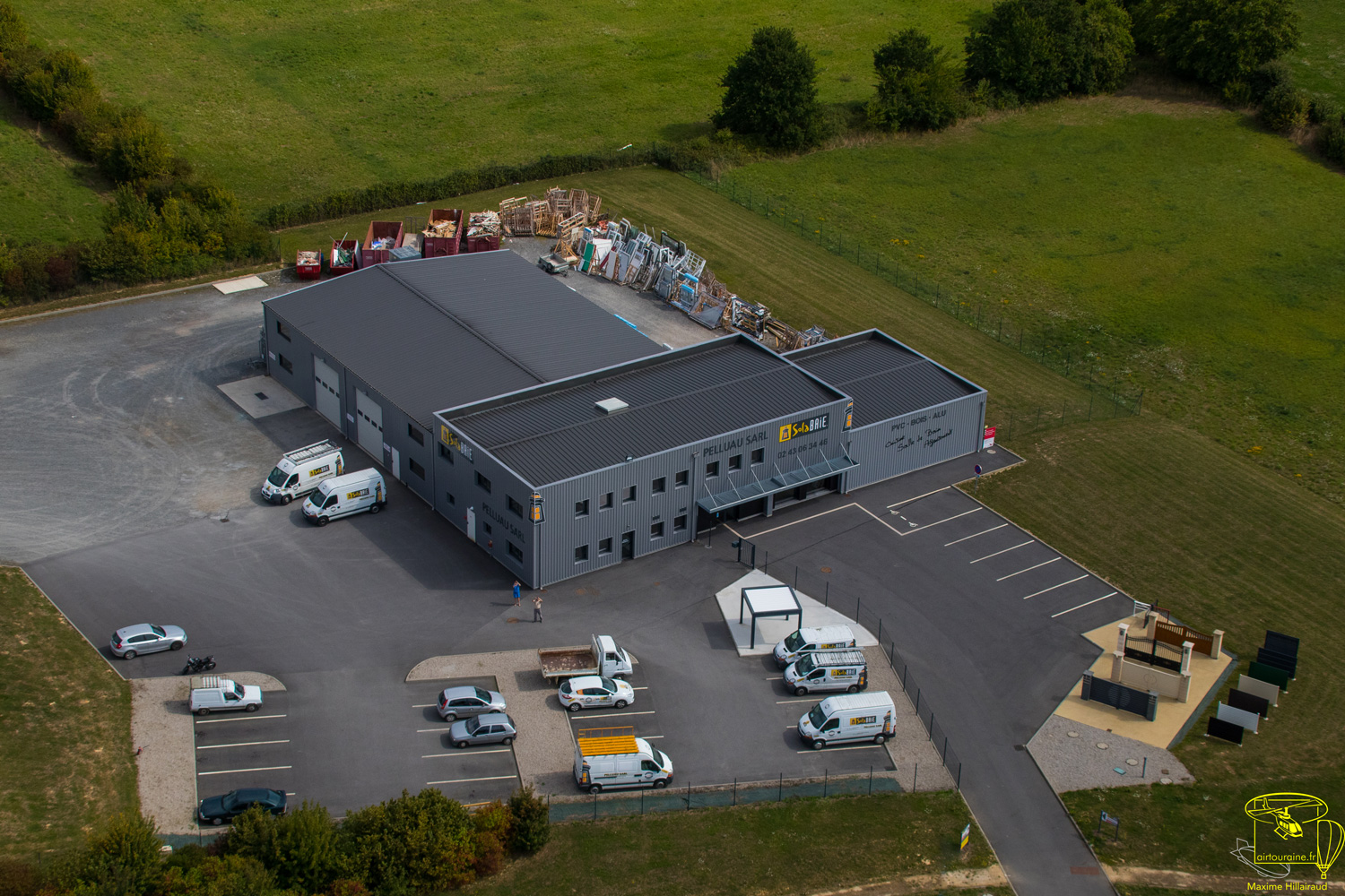 Atelier et Show-room expo fenêtres, portes, volets et portails Solabaie à Craon