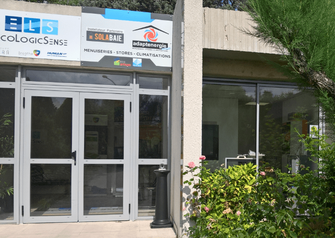 Enseigne extérieure du magasin de votre installateur Solabaie Adapt Energie