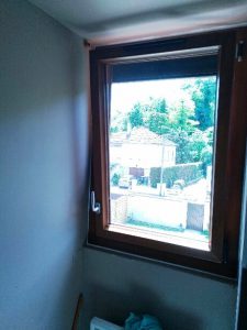 Fenêtre en bois ouverte avec volet roulant, vue de l'intérieur et posée par votre installateur Solabaie JDS Rénovation à Verneuil