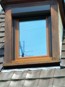 Fenêtre en bois avec volet roulant posés par votre installateur Solabaie JDS Rénovation à Verneuil