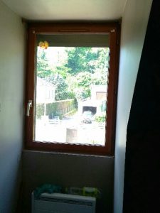 Fenêtre en bois avec volet roulant, vue de l'intérieur et posée par votre installateur Solabaie JDS Rénovation à Verneuil