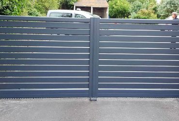 Pose d'un portail battant en alu sur-mesure