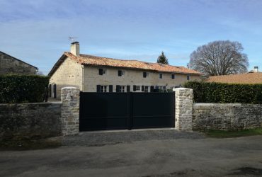 Chantier sur Melle (79500) dans les Deux-Sèvres où votre installateur Solabaie Niort a fourni et posé un portail aluminium modèle Sterne