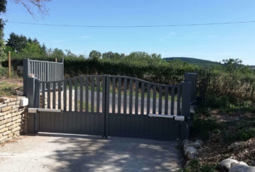 Portail battant motorisé en alu, modèle coquelicot en forme CDG