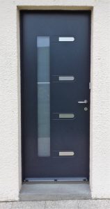 Porte d'entrée aluminium Gris anthracite modèle Turner installée à Denneville par Renov'Habitat