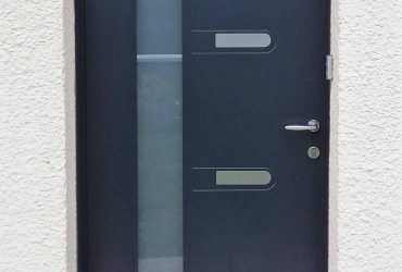 Porte d'entrée aluminium Gris anthracite modèle Turner installée à Denneville par Renov'Habitat
