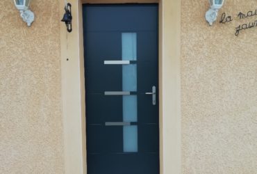 Porte d'entrée en alu avec vitrage dépoli et insert inox noir sablé modèle GROFF