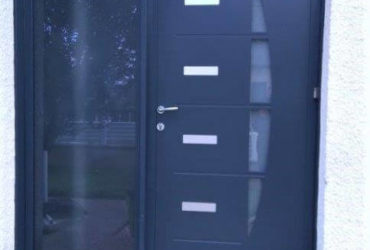 porte d'entrée gris anthracite en alu avec un fixe latéral