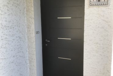 Pose d'une porte d'entrée aluminium Lee grise anthracite par votre menuisier Solabaie Niort