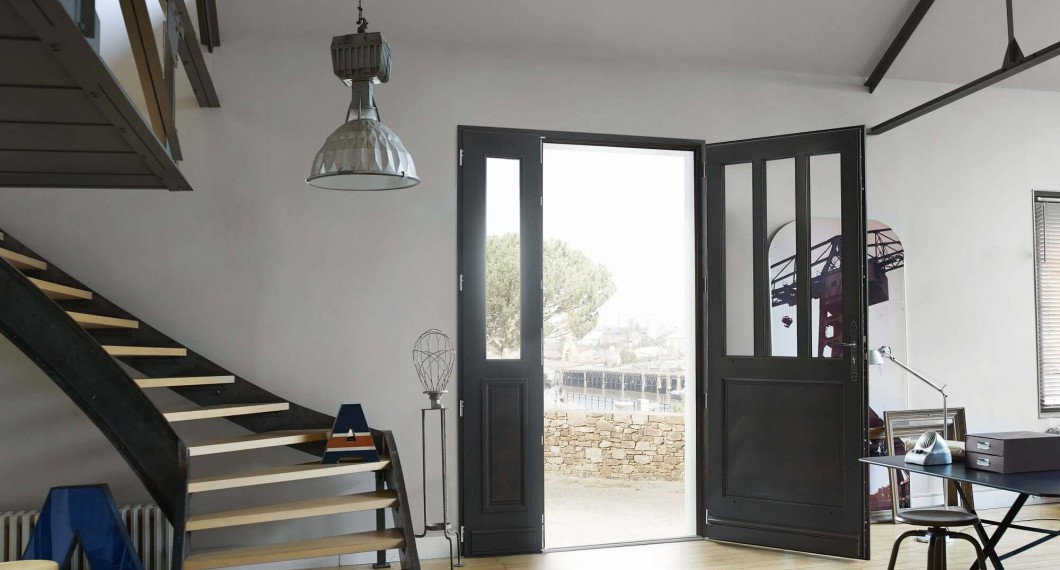 Apportez modernité et luminosité au sein de votre maison avec les portes d'entrée Bois sur-mesure Solabaie