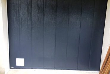 Porte de garage aluminium latérale, modèle Locarno, posée par votre installateur Solabaie JDS Rénovation à Fleurines