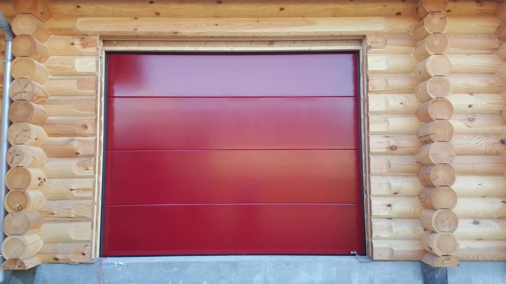 Installation d'une porte de garage sectionnelle aluminium Saulieu par votre installateur Solabaie Rénov'Habitat