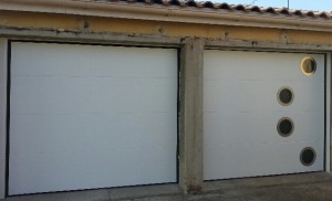 portes-garage-sectionnelles-motorisees-hublots-inox-solabaie-asf17