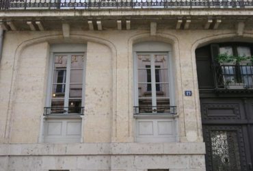 Rénovation des menuiseries extérieures de ce bâtiment historique, pose de fenêtres Bois laqué gris ral 7035, installation réalisé par la menuiserie M2GB