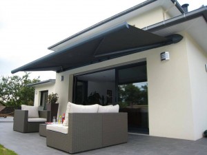 store-banne-gris-terrasse-moderne