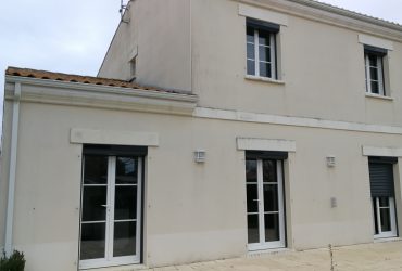 Volets roulants solaires noirs Somfy posés par Solabaie Rochefort