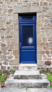 porte-entree-bois-bleu-avec-grilles-menuiserie-crochet-solabaie