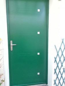 porte-entree-aluminium-vert-mousse-posee-dans-le-78