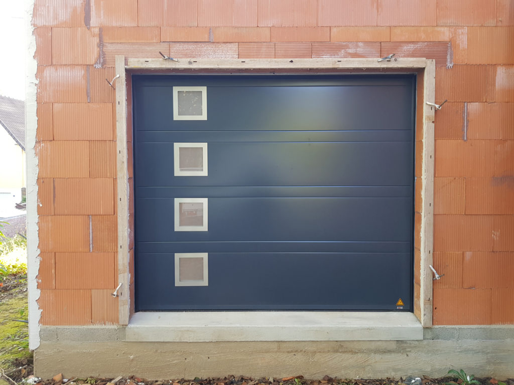 Fourniture et pose d'une porte de garage sectionnelle de coloris gris anthracite