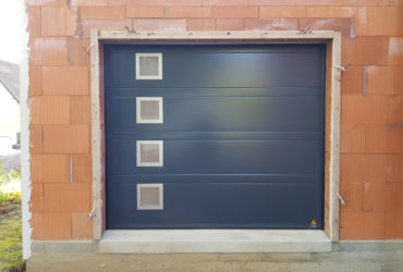 Fourniture et pose d'une porte de garage sectionnelle de coloris gris anthracite