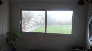 Fenêtre coulissante installée par Arzur Menuiseries, vue de l'intérieur, à Plouguerneau