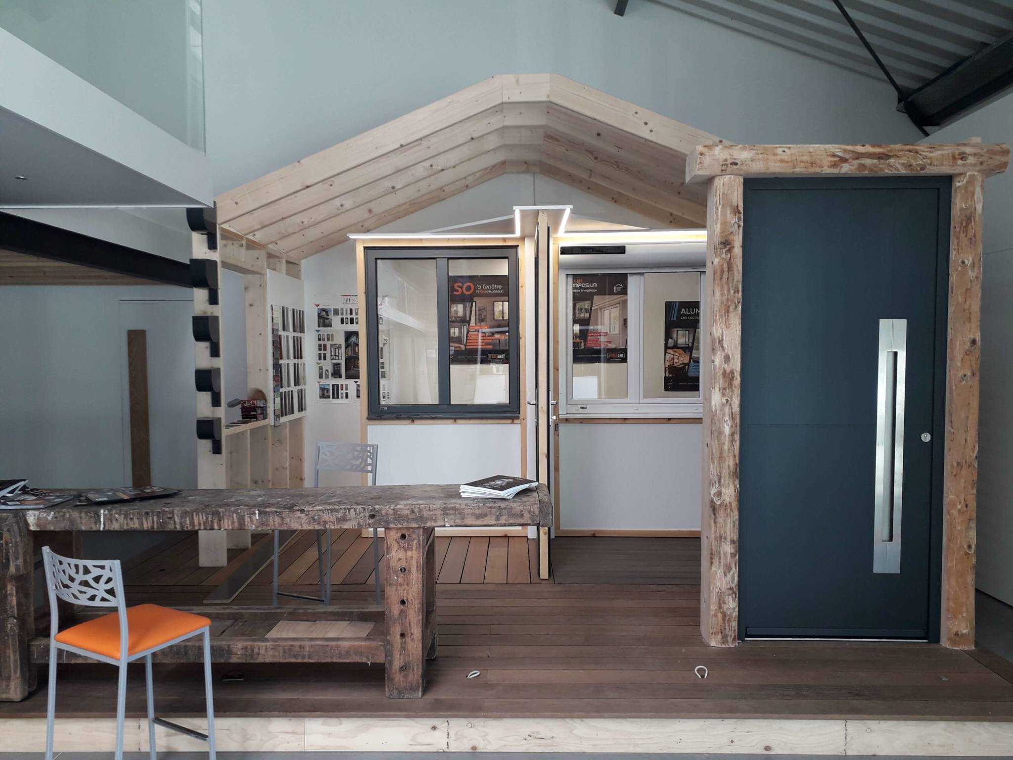 Intérieur du magasin Giraud Menuiserie Solabaie