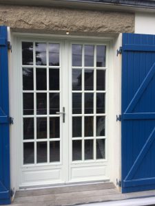 Porte-fenêtre bois Cocoon posée par votre installateur Solabaie Arzur Menuiseries