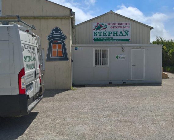 Devanture de votre installateur Solabaie Stephan Menuiserie de portes d'entrée, portes de garage, fenêtres et volets à Plouarzel, dans le Finistère