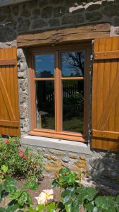 Pose d'une fenêtre bois à finition lasure par votre installateur-conseil Solabaie Menuiserie Bouan