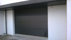 Porte de garage sectionnelle gris 7016 installée par la Menuiserie Bouan