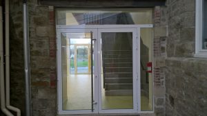 Pose de portes aluminium vitrées sur un collège local par la Menuiserie Bouan