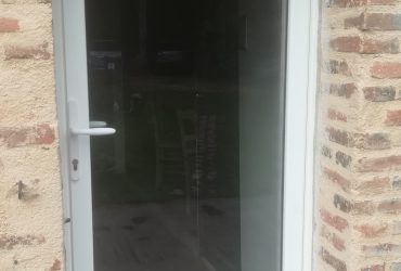 Envie de rénover votre porte d'entrée ? Voici une porte d'entrée Composium blanc 9010 posée par votre artisan-menuisier Kheops-Guérin 41