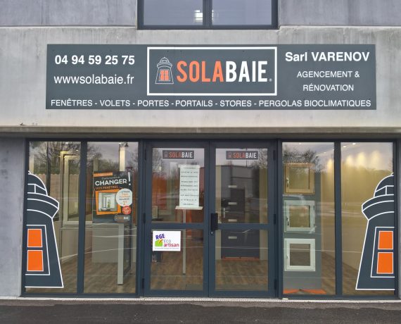 Devanture du magasin de Solabaie Garéoult, artisan-menuisier à votre écoute pour tous vos projets en construction ou rénovation de fenêtre, portes, volets et portails dans le Var (83)
