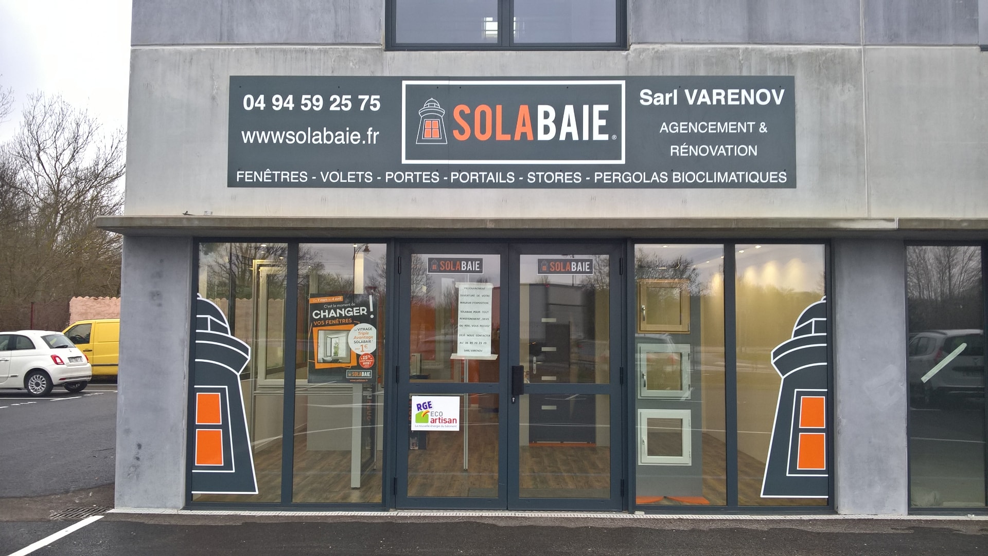 Devanture du magasin de Solabaie Garéoult, artisan-menuisier à votre écoute pour tous vos projets en construction ou rénovation de fenêtre, portes, volets et portails dans le Var (83)