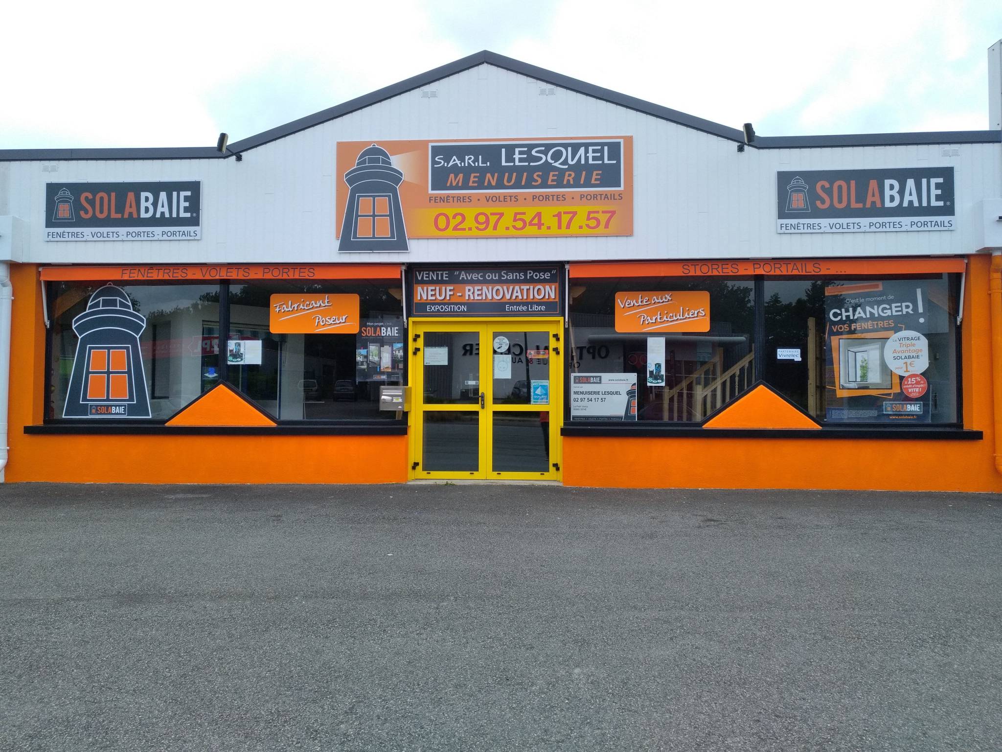 Enseigne aux couleurs du réseau Solabaie de votre installateur : la Menuiserie Lesquel