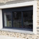 Fenêtre alu coulissante à 3 vantaux (RAL 7016 SMF) installée par LMA à Voinsles