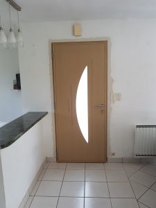 Finition bois intérieure d'une porte d'entrée mixte posée par AMDP à Sévignac