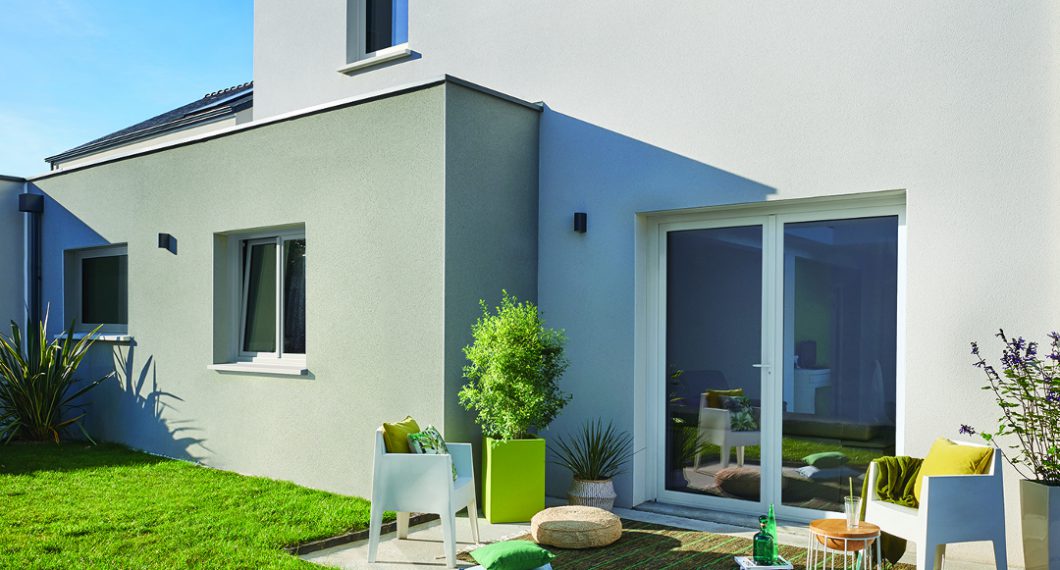 Maîtrisez le budget tout en soulignant la modernité de votre maison avec le style Épuré Solabaie et ses fenêtres PVC