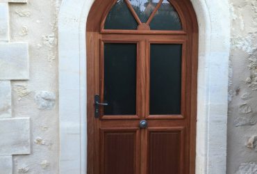 Porte d'entrée bois cintrée à vitrage dépoli installée par AMF à Villegouge