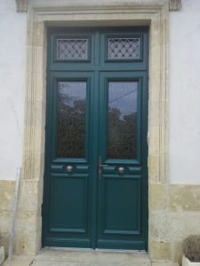 Porte d'entrée bois vert bleu posée par AMF sur Hostens