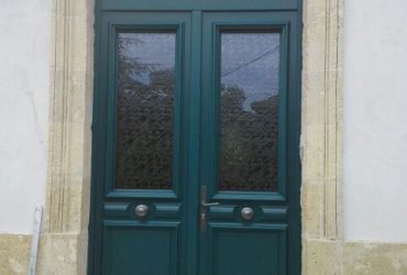 Porte d'entrée bois vert bleu posée par AMF sur Hostens