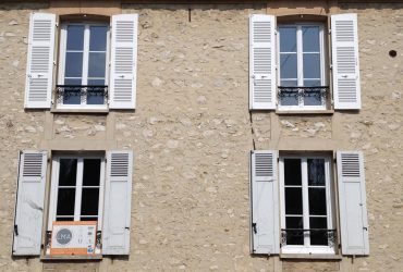 Chantier en rénovation pour la pose de fenêtres PVC à petits bois par votre installateur LMA à Provins