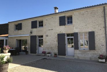 Face avant d'une maison de Saint-Pezenne, travaux de rénovation avec menuiseries Composium par Solabaie Niort