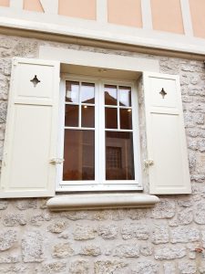 Fenêtre sur mesure à la française, avec 2 vantaux à petits bois, installée par D'Eco Ouest