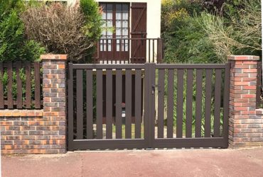 Portail aluminium sur-mesure modèle Bleuet posé sur une maison au style classique à Sucy-en-Braie par LMA