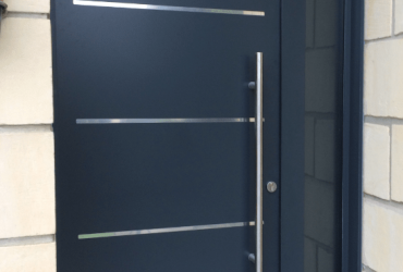 Porte d'entrée aluminium RAL 7016 avec tierce et imposte vitrées installée par LARO
