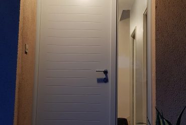 Porte d'entrée grise pleine avec tierce fixe vitrée installée à Rueil-Malmaison par D'Eco Ouest