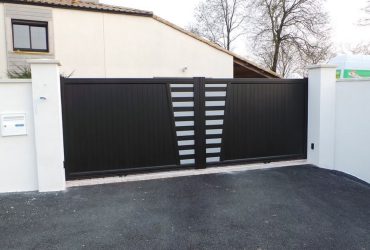 Portail aluminium coulissant sur mesure aspect 2 vantaux, modèle Digitale avec un remplissage à vitrage dépoli, le tout choisi en Noir 9005 et installé par ADECI Solabaie